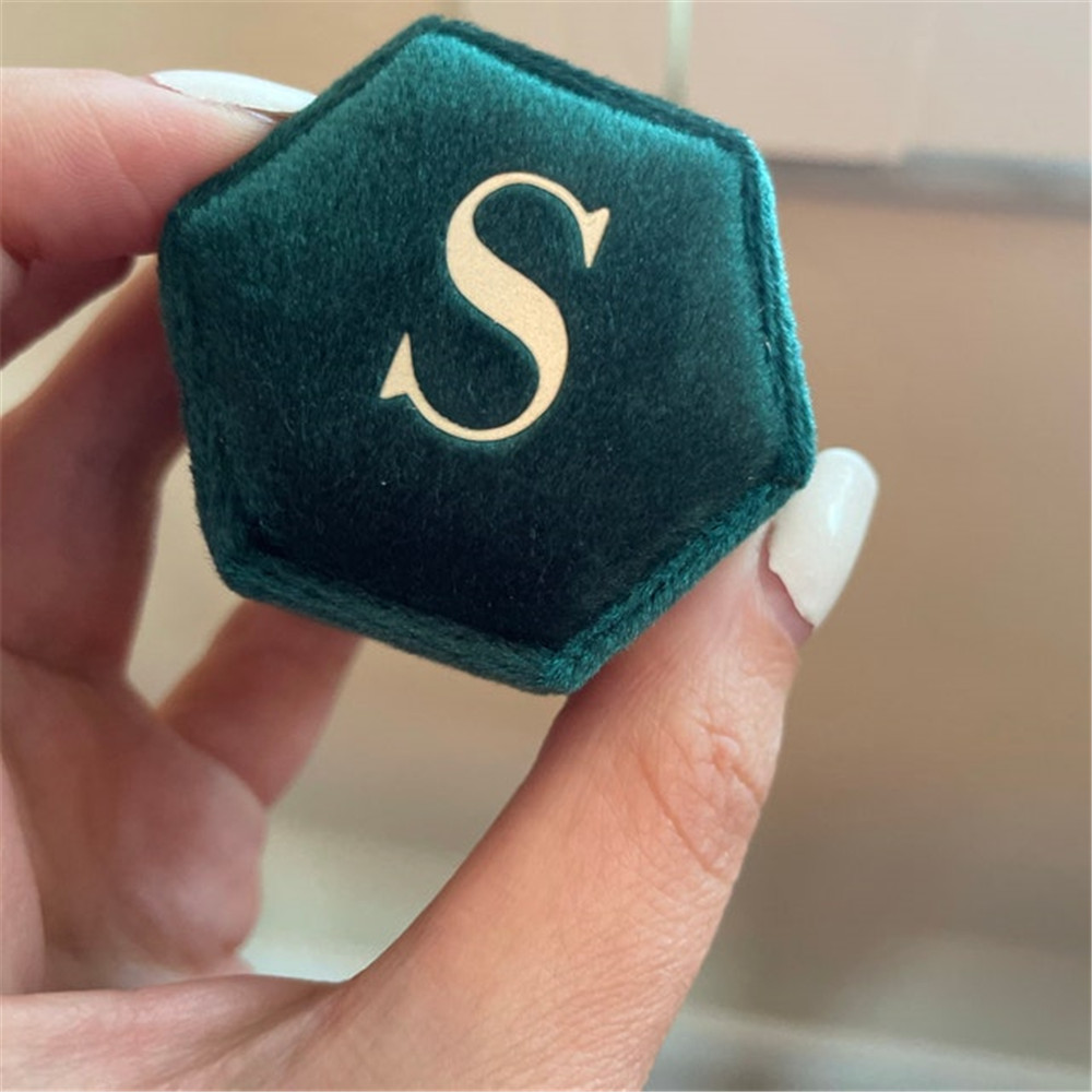 Зеленая шестиугольная бархатна – обзор и цена Monogram Custom Case
