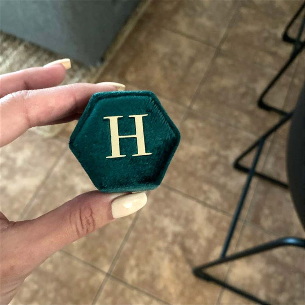 Зеленая шестиугольная бархатна – обзор и цена Monogram Custom Case