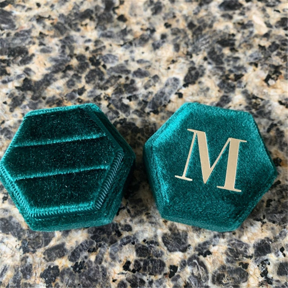 Зеленая шестиугольная бархатна – обзор и цена Monogram Custom Case